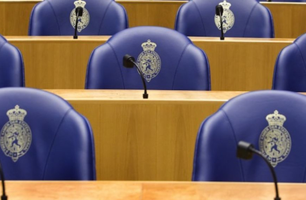 Op de foto zie je een paar stoelen in de Tweede Kamer. Die stoelen noem je zetels. Klik op dit blok voor meer informatie over de Tweede Kamer.