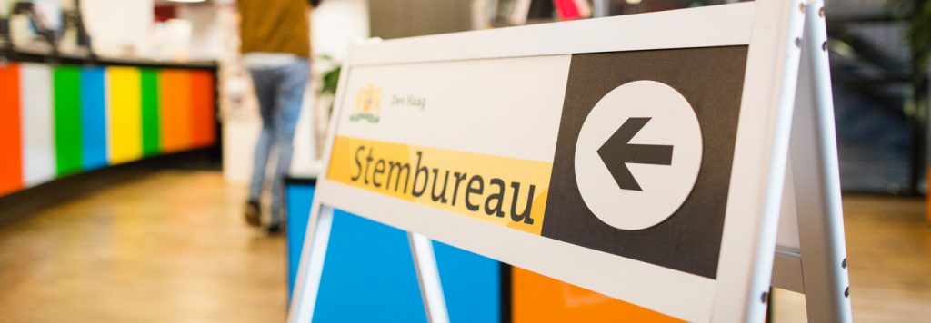 Op de foto zie je een bord waarop 'Stembureau' staat.