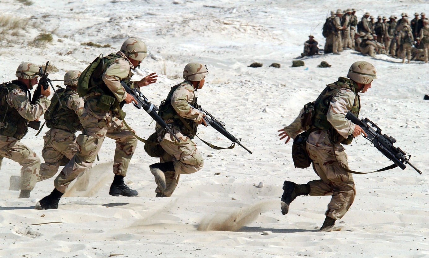 Elk land moet zich kunnen verdedigen. Daarvoor hebben we een leger. Op de foto zie je rennende soldaten. Klik op dit blok voor meer informatie over het leger.